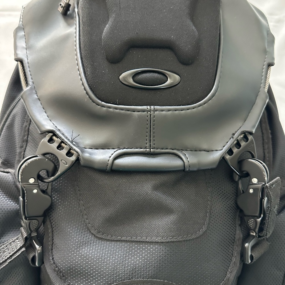 Oakley Bathroom Sink black backpack